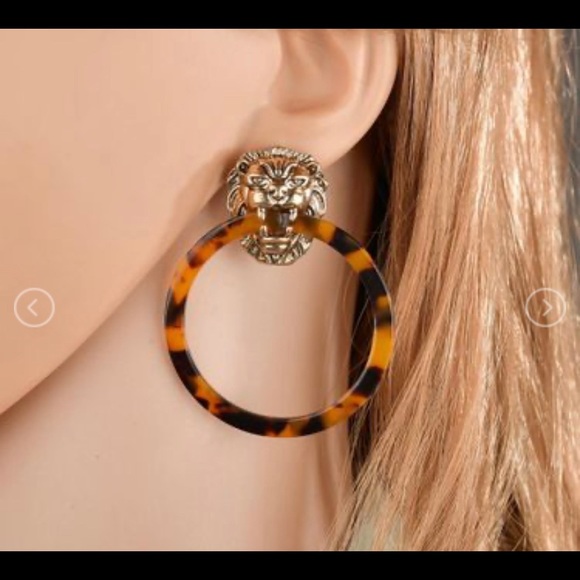 Fashion Ring Lion Head Resin Earrings - Picture 3 of 3